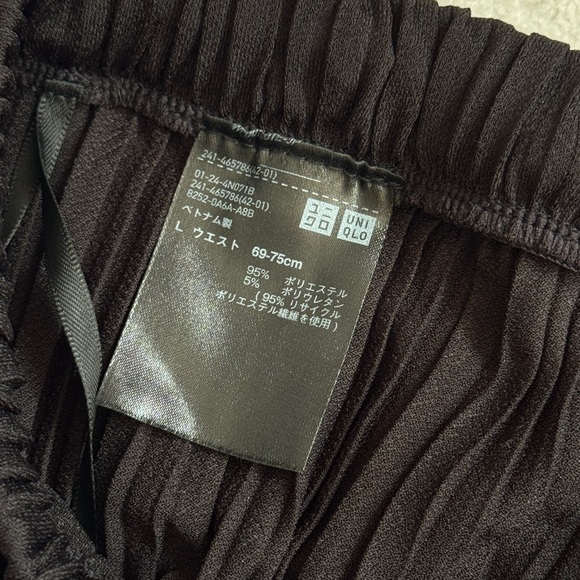 Uniqlo Black Pleated Pants - Picture 2 of 3